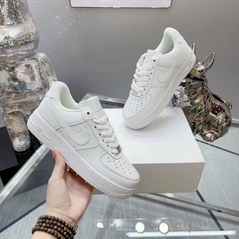 Giày thể thao trắng đi cặp nam nữ