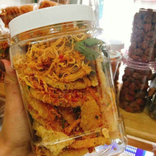 MIỄN SHIP Ở HCM) 1 HỦ TO 500G Cơm cháy lắc khô gà, ăn là ghiền ...