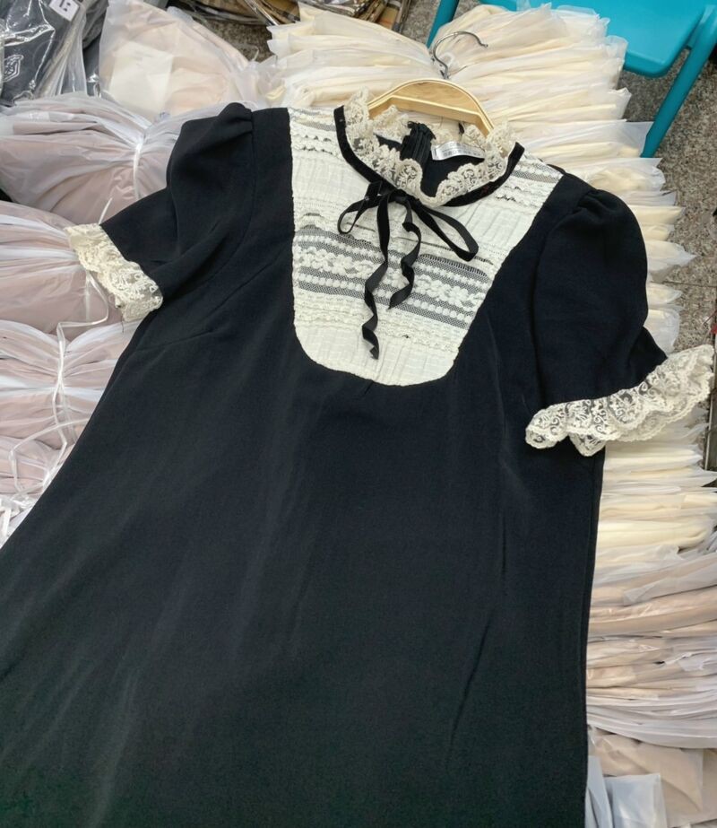 Váy xuông pha cổ ren nơ xinh