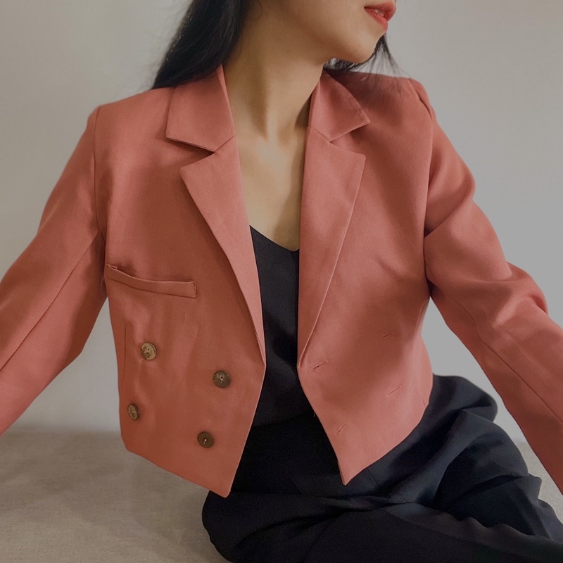 Áo blazer croptop hồng đất phối nút gỗ lót lụa