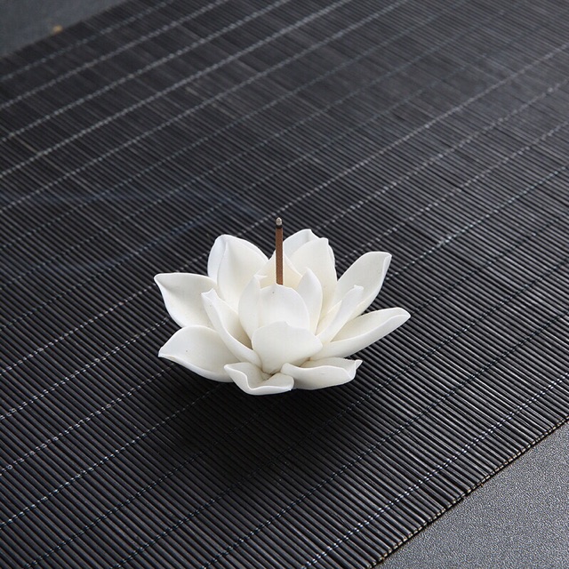 Thác khói trầm hương Bàn Tay Phật kèm hoa sen cắm nhang | BigBuy360 - bigbuy360.vn