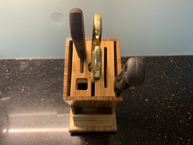 Hộp tre cài dao , kéo .