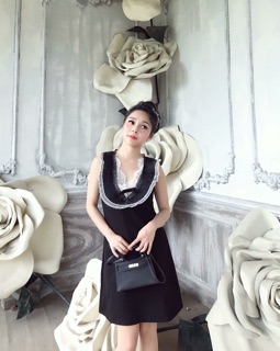 Váy xuông cổ ren