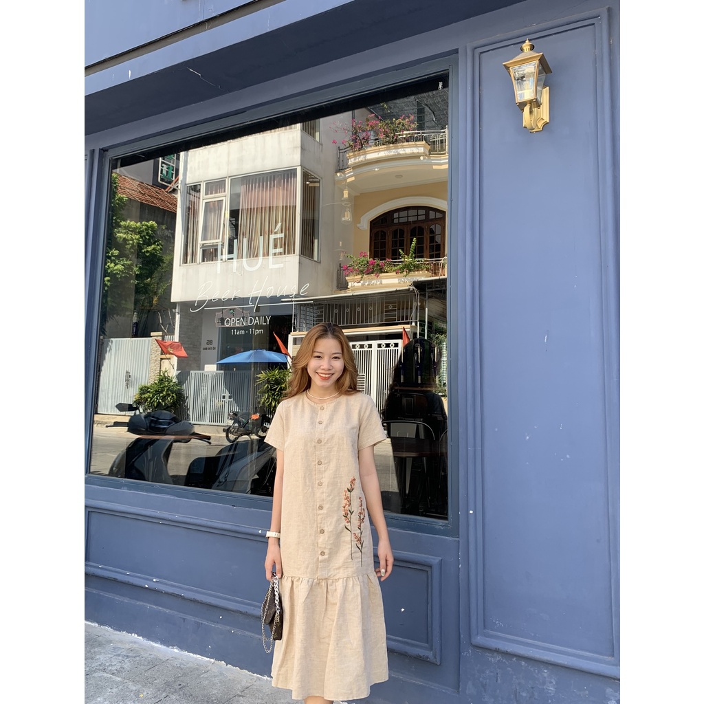 Đầm linen đuôi cá thêu tay hoạ tiết hoa