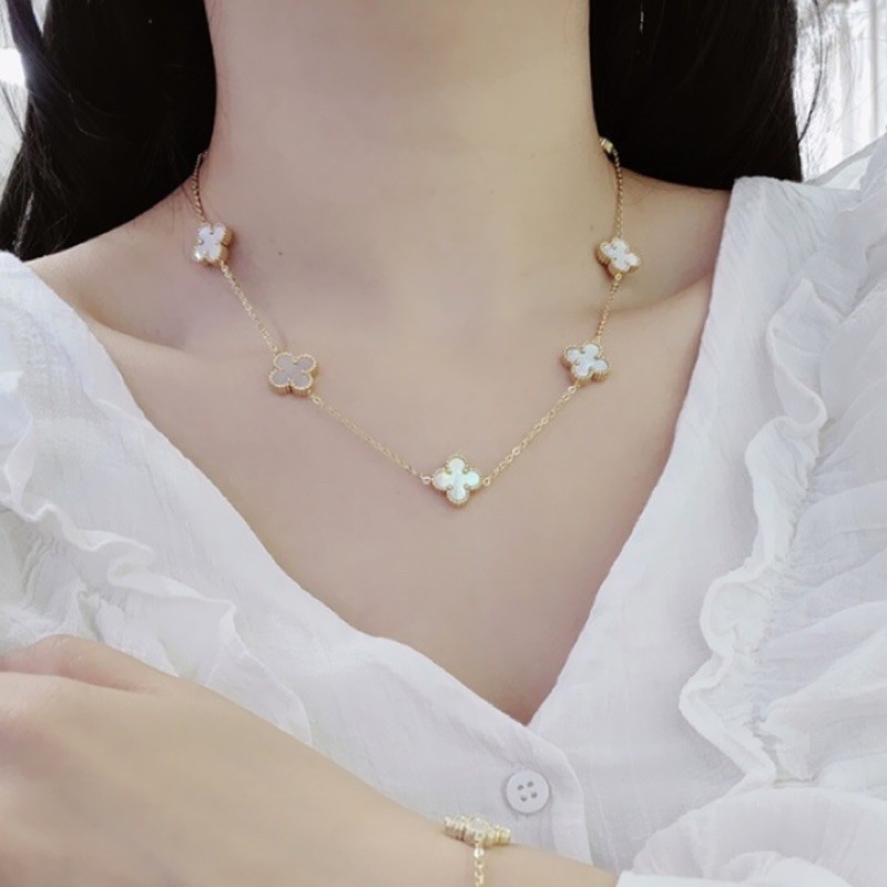 Dây chuyền titan Lv mặt trắng mạ vàng ko đen