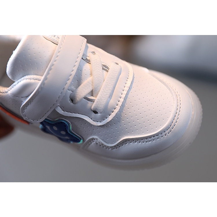 Giày Thể Thao Đế Mềm Siêu Nhẹ Thoáng Khí Có Đèn LED Thời Trang Hàn Quốc Cho Trẻ Em