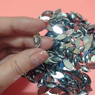 Hạt đá trắng, xám kết trang trí áo