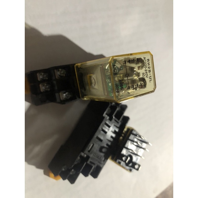 Rơ le trung gian 8 chân to 220V/ 10A/ Idec/ Japan.