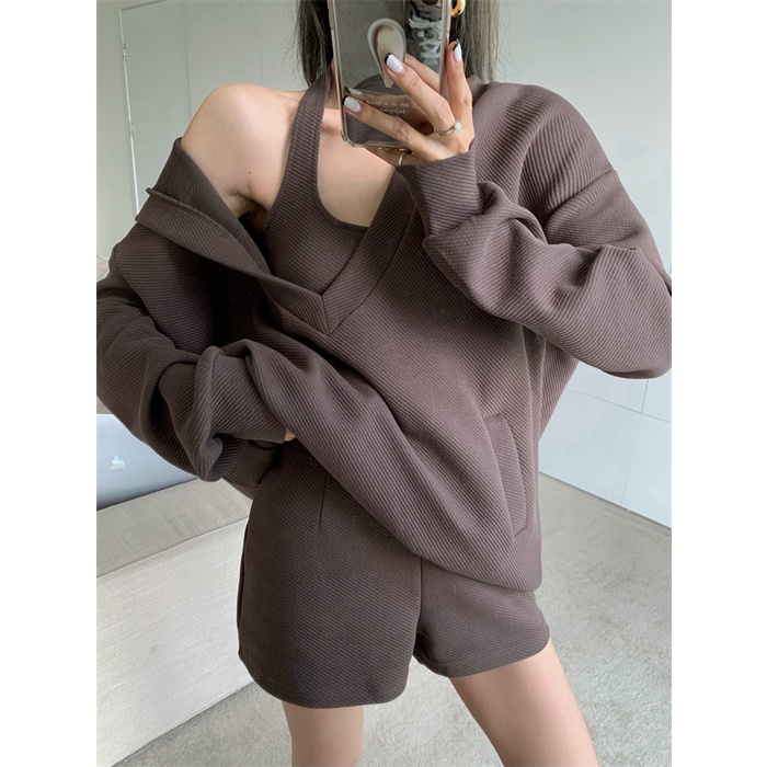 Áo hoodie cổ chữ V dáng rộng/ Áo hai dây/ Quần đùi lưng cao phong cách retro