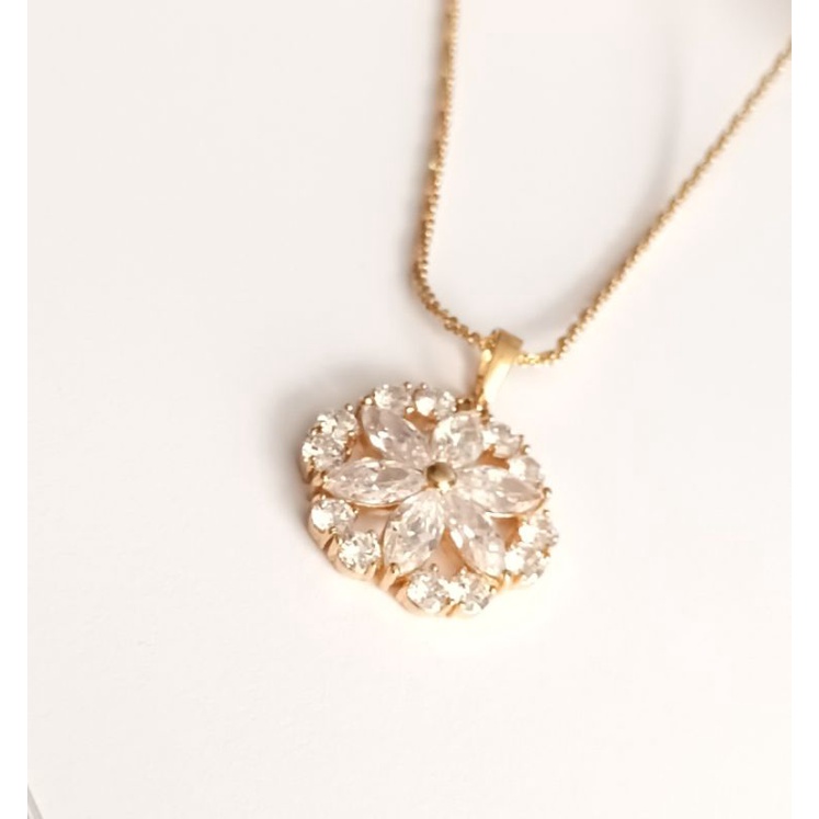 Vòng cổ dây chuyền bông mai Titan không đen 6 cánh đá pha lê vip