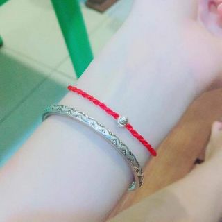 Chỉ đỏ bi bạc may mắn