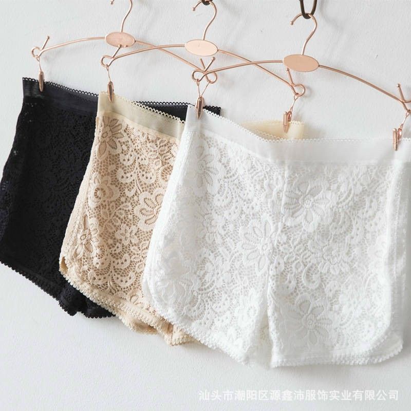 Quần mặc váy hoa cúc