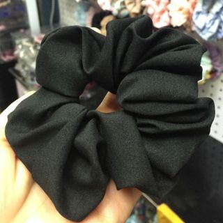 Cột tóc vải Scrunchies màu đen