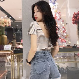 Croptop tay ngắn cổ tim