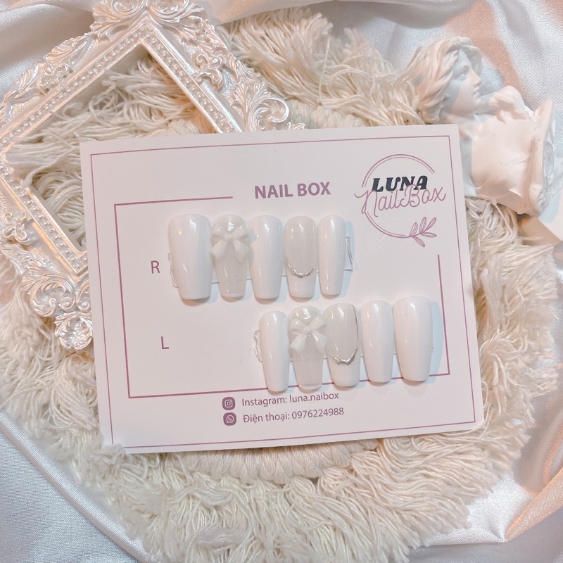 Nail box thiết kế theo size tay đơn giản charm nơ trắng