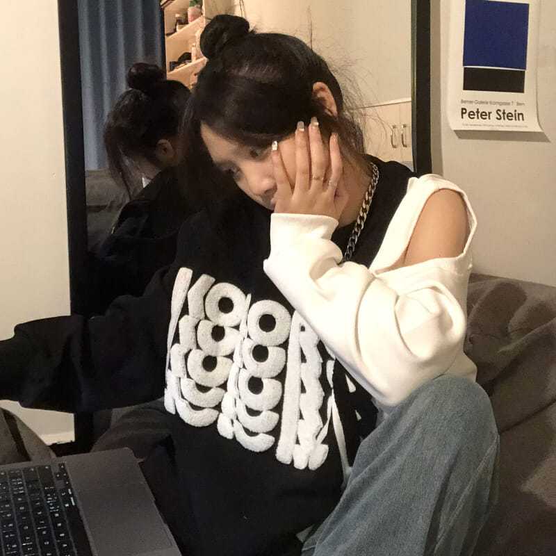 Jiashucheng Áo Sweater Tay Dài Dáng Rộng Hở Vai In Chữ Màu Sắc Tương Phản Thời Trang Mùa Thu Cho Nữ