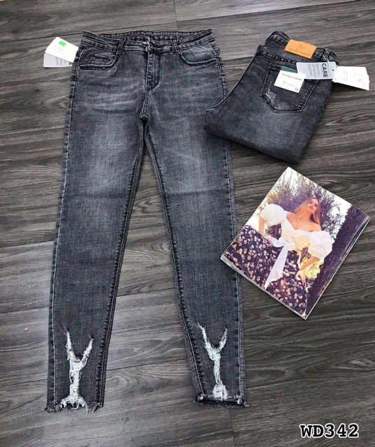 Quần jean xám rách lai