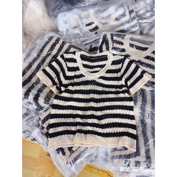 Áo len mỏng đen trắng cộc tay cổ tròn