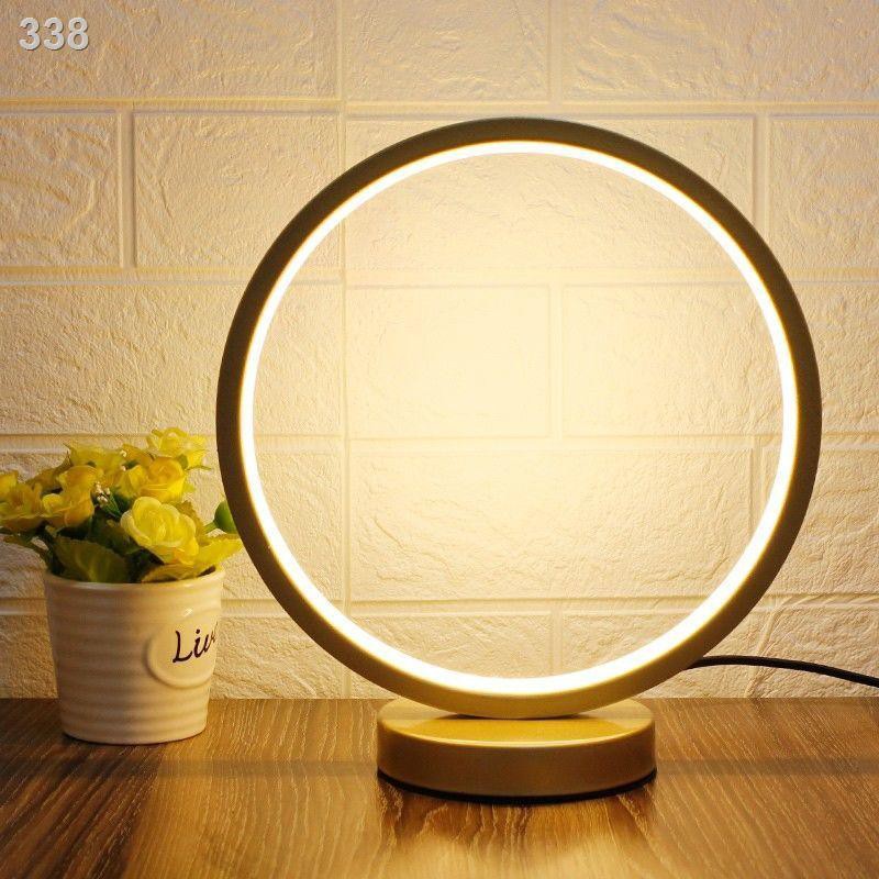 【giá rẻ】Đèn bàn LED Bắc Âu vòng đầu giường phòng ngủ nghệ thuật khách đơn giản hiện đại sáng tạo hoạt hình trẻ em