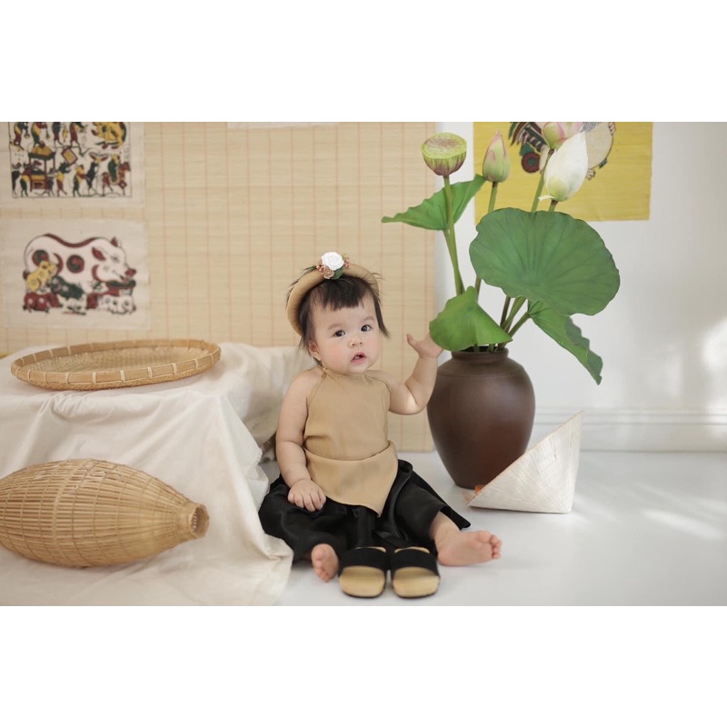 Yếm đào màu đồng đính hoa cho bé chụp sen