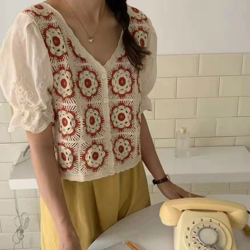 Áo Croptop Ngắn Tay Cổ Chữ V Thêu Họa Tiết Hoa Phối Nút Cài Phong Cách Pháp Cổ Điển Cho Nữ