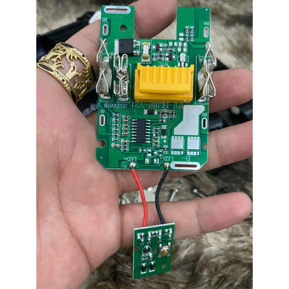 Vỏ mạch Makita 18V có cân bằng, Led báo pin, nhận sạc zin và có tem đáy như zin. BN.