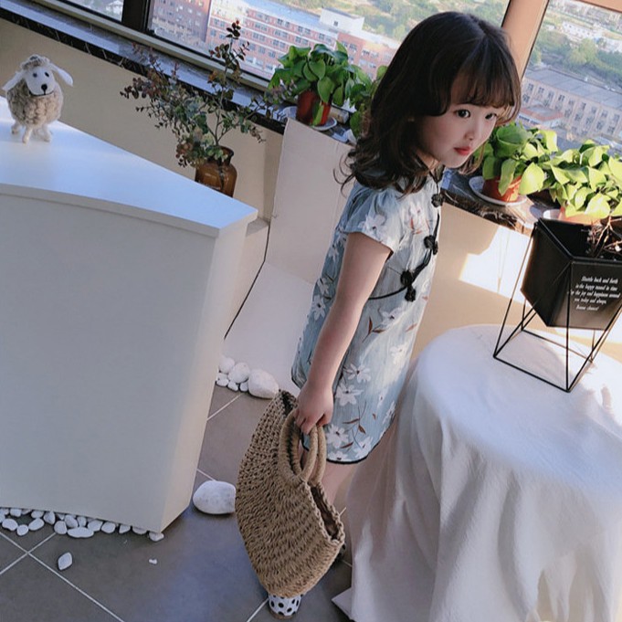 Đầm sườn xám tay ngắn họa tiết hoa sành điệu cho bé gái
