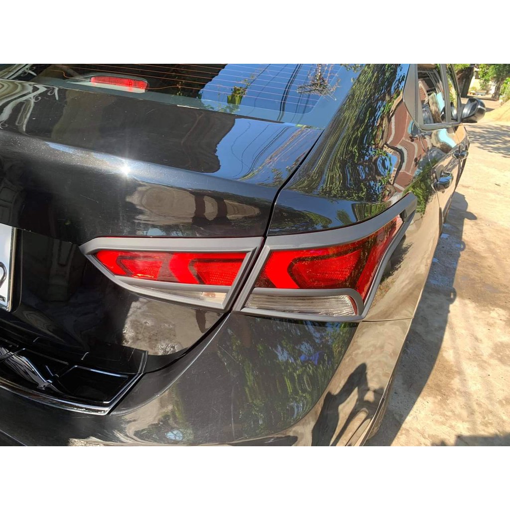 ỐP VIỀN ĐÈN HẬU ACCENT 2019 2020 vân carbon và đen nhám