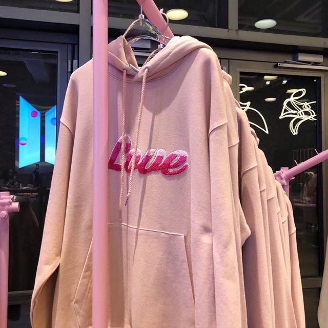 ẢNH THẬT ÁO HOODIE BTS RM NAMJOON LOVE MÀU HỒNG TRONG POPUP HOUSE