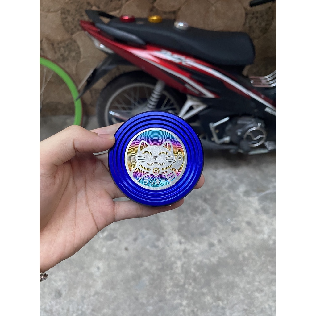Chụp nắp bình xăng nhôm CNC Các Màu Tặng Kèm Mèo Thần Tài Titan
