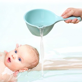 Ca nhựa múc nước cán dài