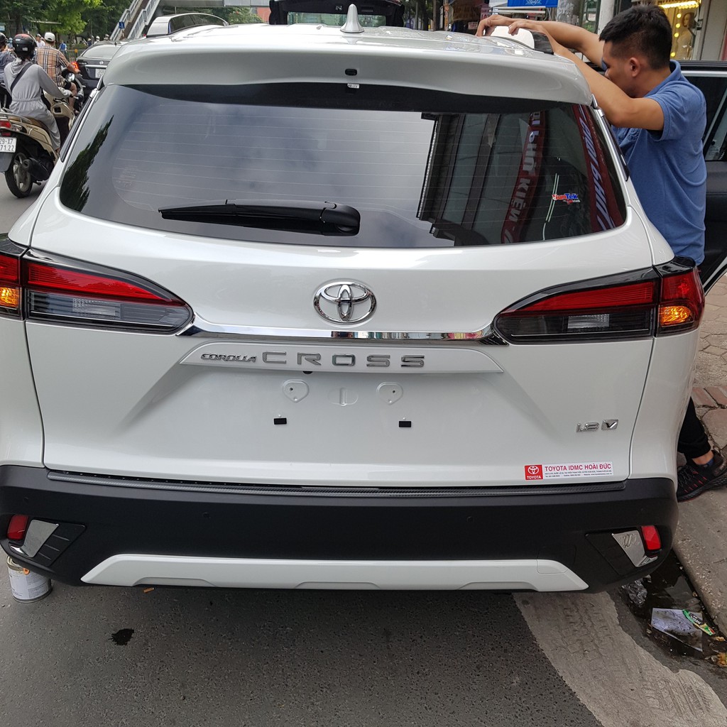 Ốp trang trí tay mở cốp sau Toyota Corolla Cross mạ Crom