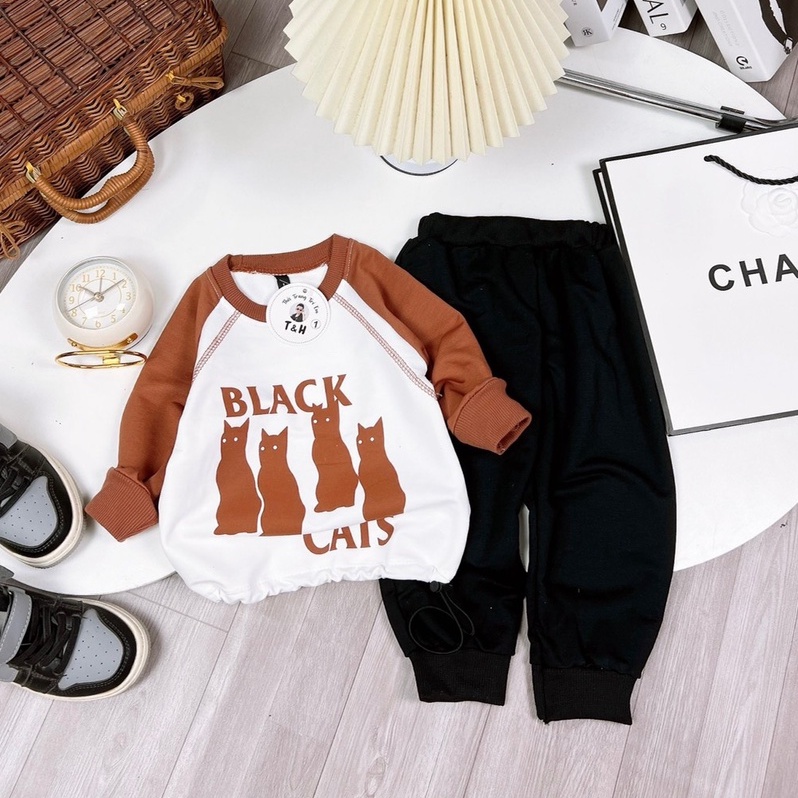 Bộ quần áo bé trai Black Cats, Set thu đông gồm áo dài tay và quần jogger nỉ da cá siêu đẹp cho bé 7-18 kg, DUCK389