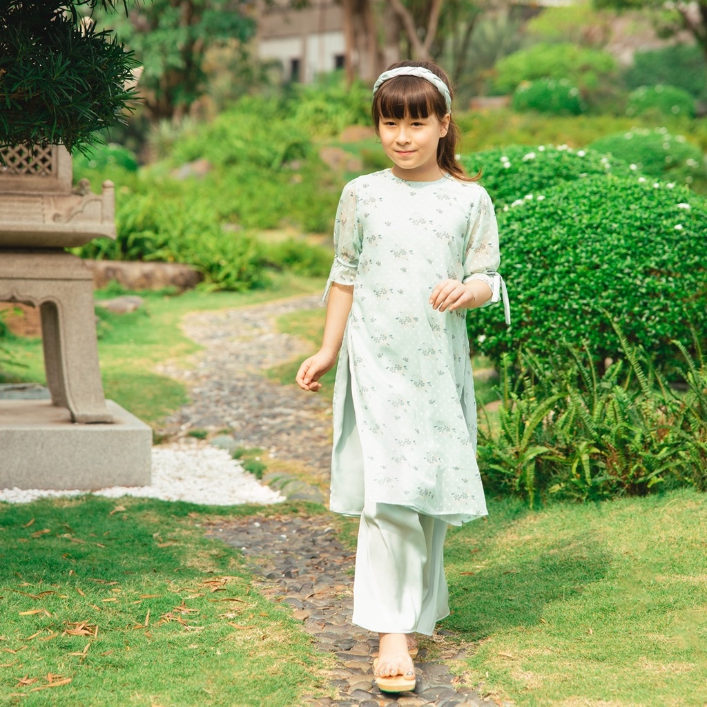 Áo dài cho bé gái BYZU kiểu áo dài cách tân 4 tà cổ tròn, chất liệu voan lụa hoa nhí