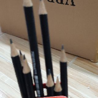 Bút chì gỗ thân đen.1 cây .