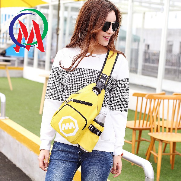 Balo bao tử chữ M có chổ đựng nước (4 màu) – Giao màu ngẫu nhiên