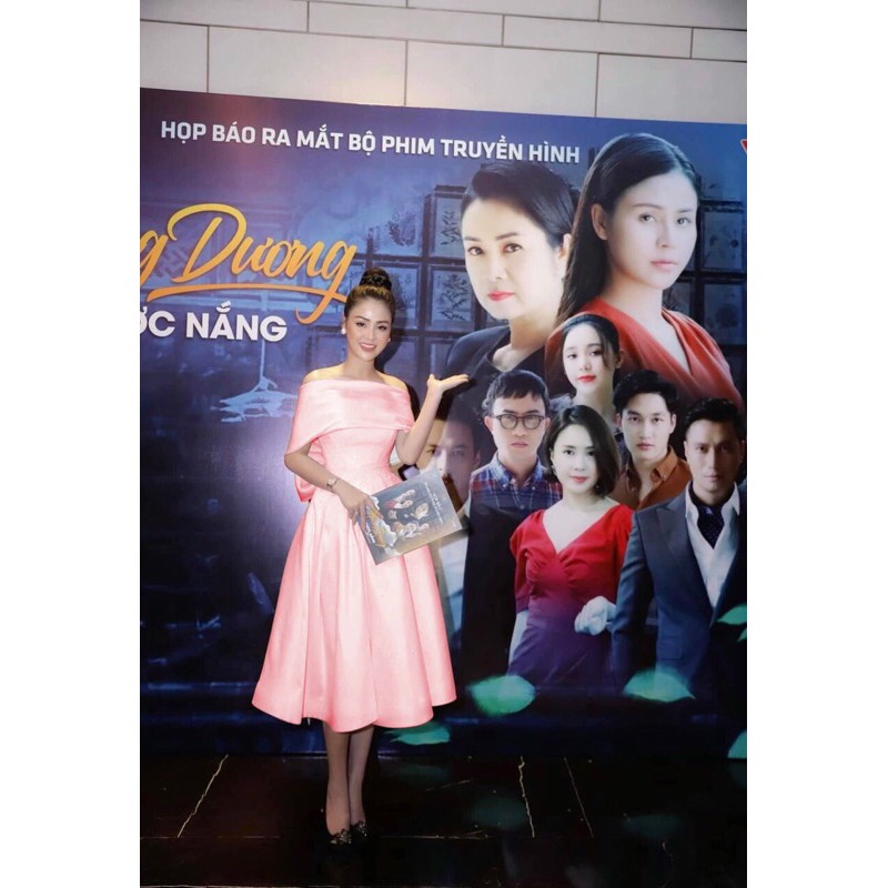 ĐẦM XOÈ TRỄ VAI NƠ TO SAU LƯNG ( ẢNH VÀ VIDEO THẬT 1000% )