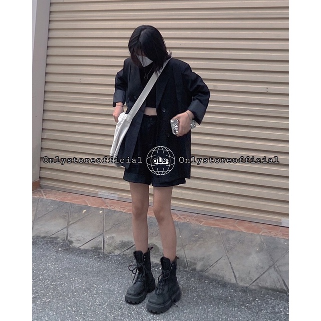 Blazer đen có lót gió, quần đùi kaki đen và croptop đen, nhận hàng có vấn đề liên hệ shop trước khi đánh giá
