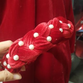 Áo dài nhung đỏ kèm mấn