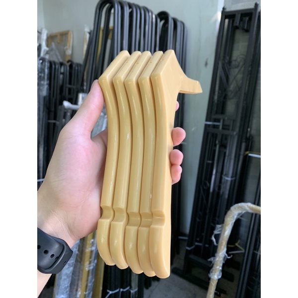 Móc nhựa vàng trẻ em cao cấp - Mắc áo nhựa giả gỗ treo đồ cho em bé có rãnh vai, đầu móc xoay 360 - Phụ kiện shop trẻ em