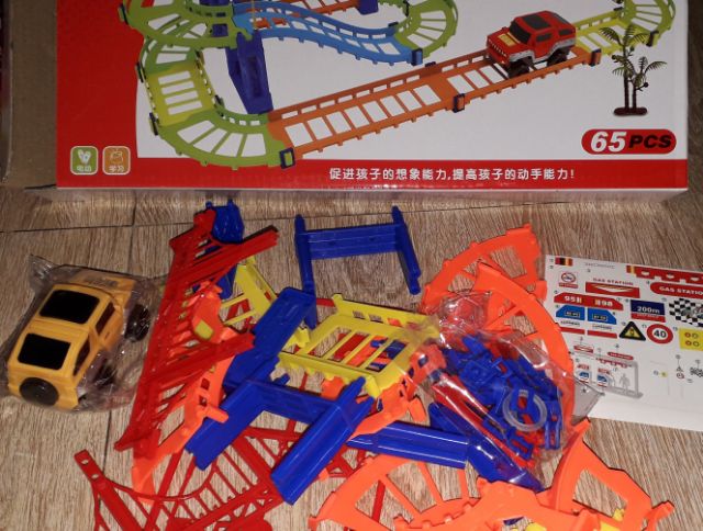 Bộ đường ray và siêu xe bằng nhựa có 65 chi tiết_ tặng kèm pin