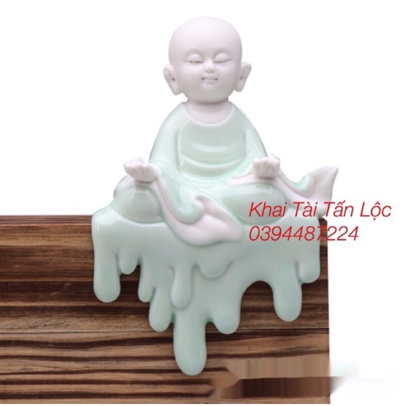 Bộ kệ gỗ cây Tùng đèn led và tượng chú tiểu ngồi xoè tay an nhiên