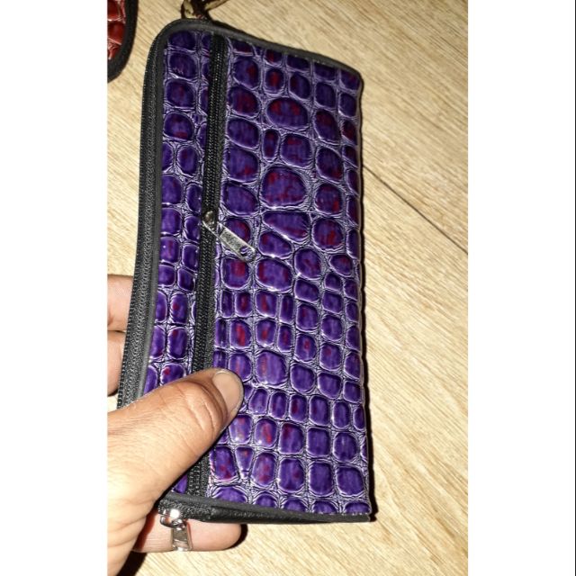 Chiếc ví da Pu cầm tay kích thước dài 20cm và rộng 10 cm có 2 ngăn rất đẹp như hình