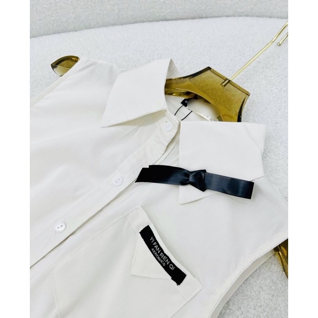 Áo sơmi trắng sát nách