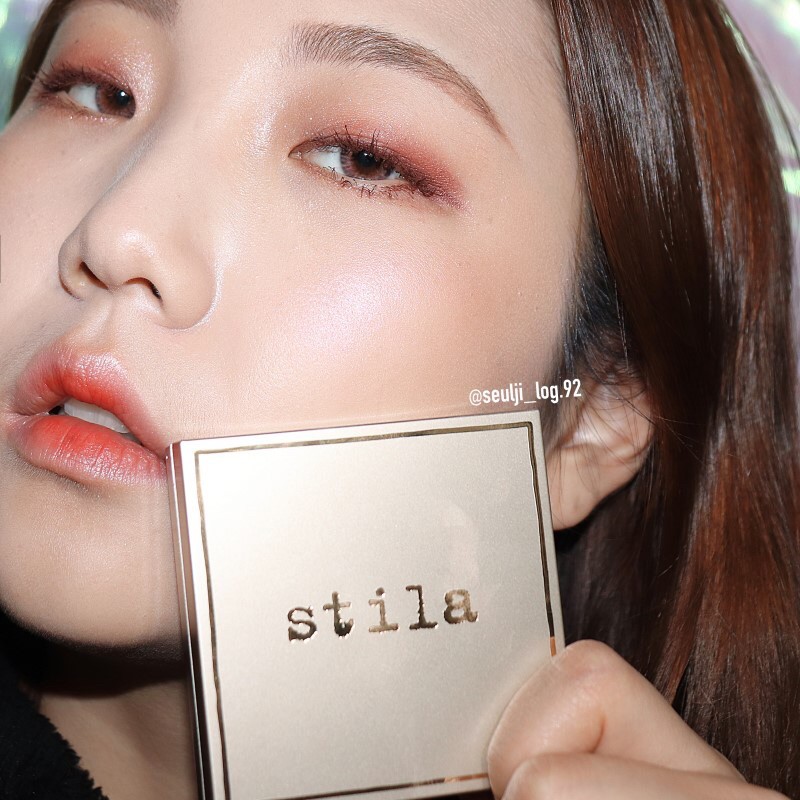 Phấn bắt sáng Stila