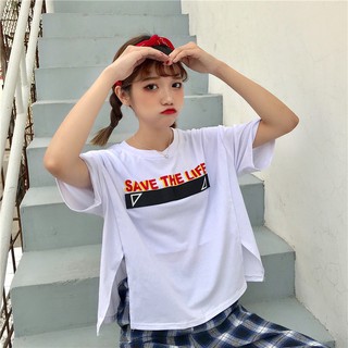 Áo thun tay ngắn xẻ tà hai bên phối chữ cá tính cho nữ
