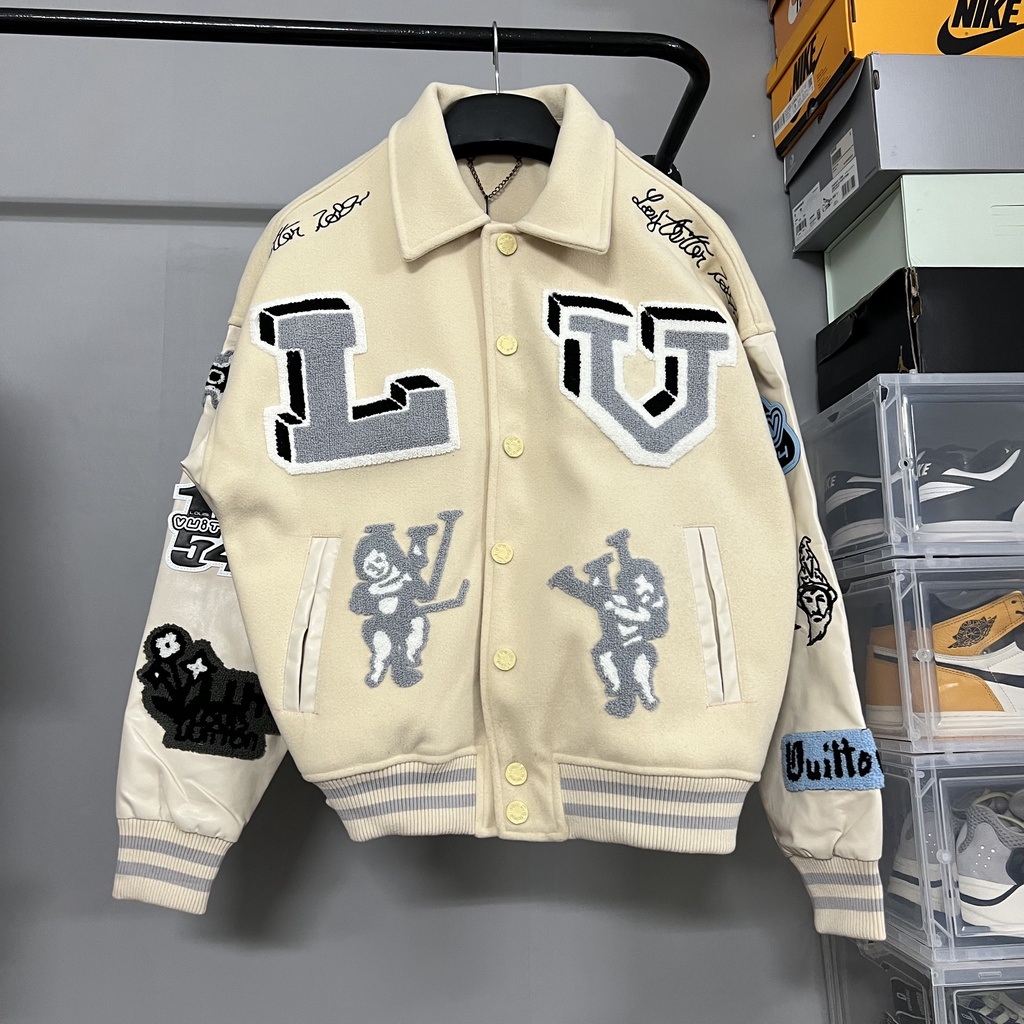 Áo varsity jacket LV Luôn Vui Tươi SS22 màu be bản cao cấp, Áo khoác bóng chày nam nữ LV thêu hình họa tiết form rộng