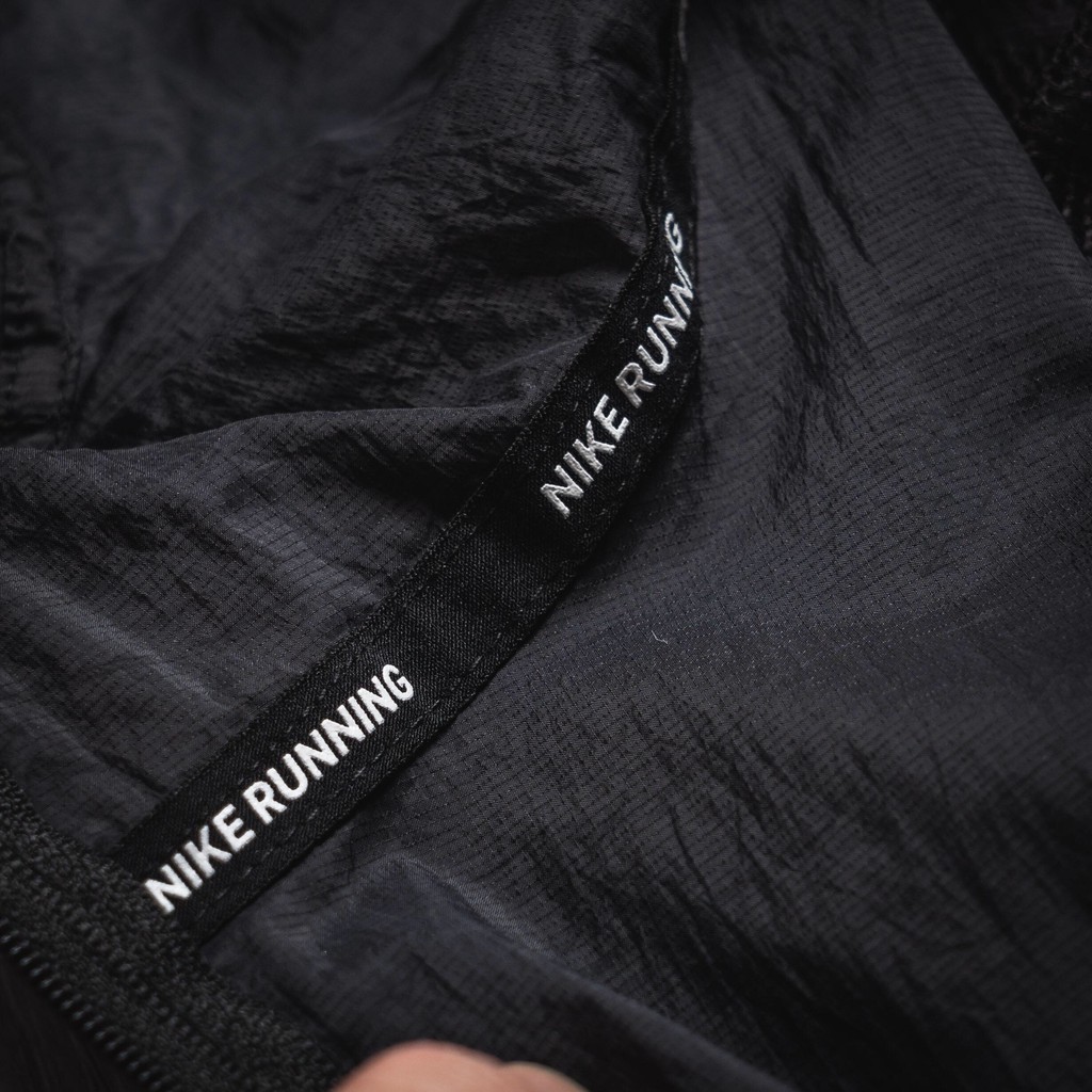 Áo khoác gió thể thao có mũ màu đen