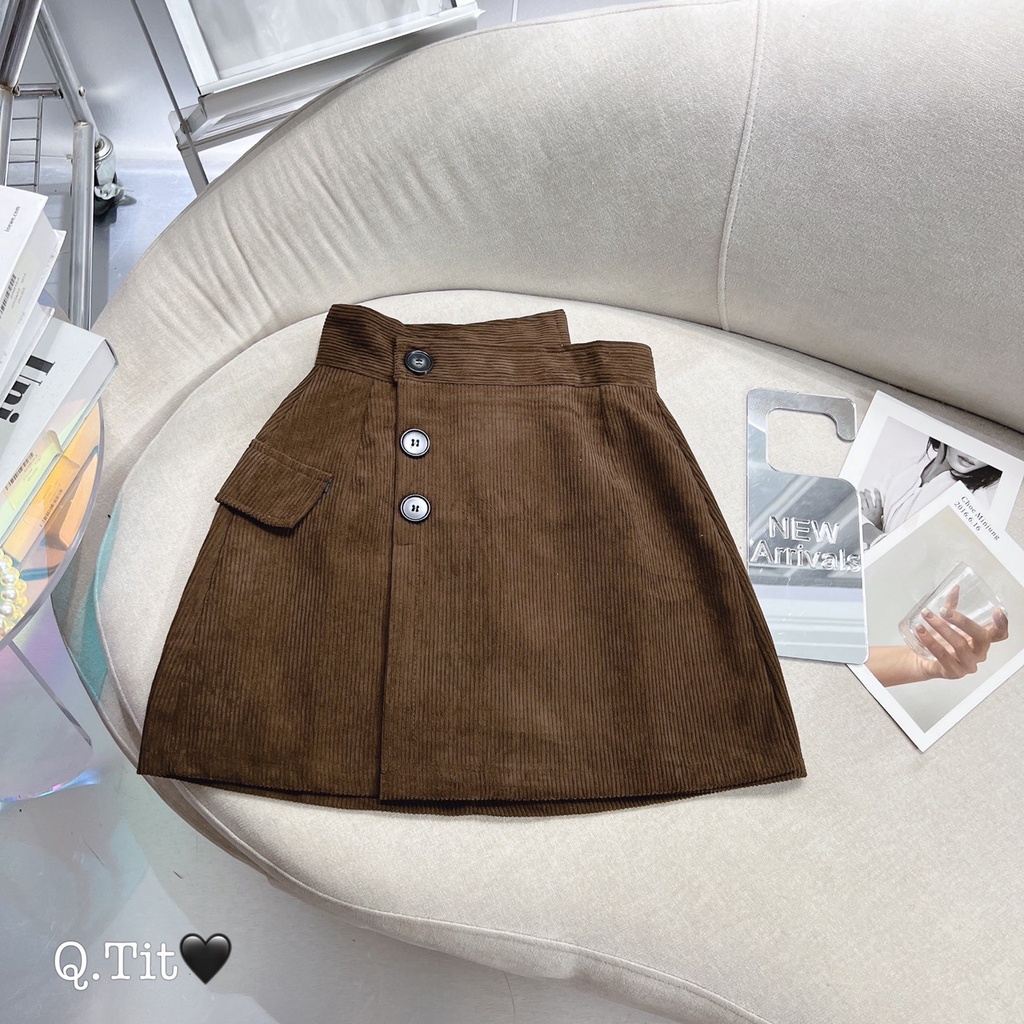 Chân váy nhung chữ A, đính 3 khuy lưng cao, có lót quần bên trong