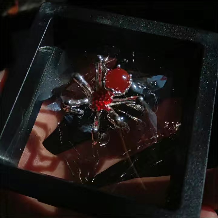 Nhẫn đính pha lê phiên bản giới hạn thịnh hành